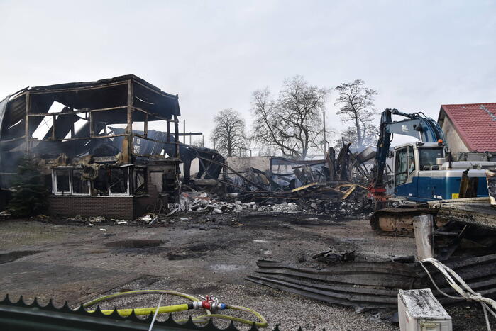Bedrijfspanden verwoest door brand, overslag naar vuurwerkopslag voorkomen