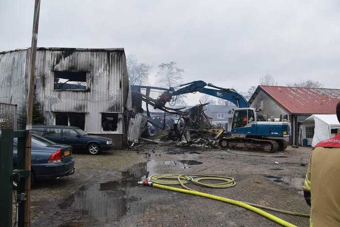 Bedrijfspanden verwoest door brand, overslag naar vuurwerkopslag voorkomen
