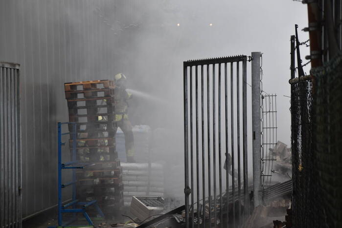 Bedrijfspanden verwoest door brand, overslag naar vuurwerkopslag voorkomen
