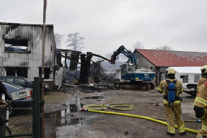 Bedrijfspanden verwoest door brand, overslag naar vuurwerkopslag voorkomen