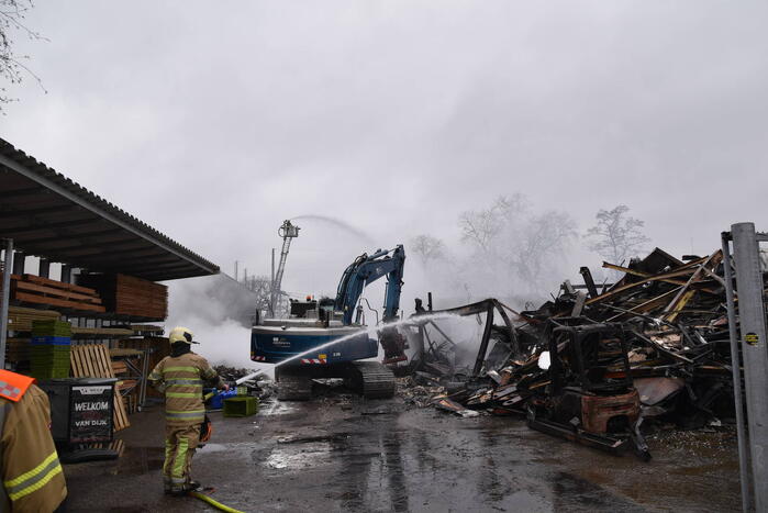 Bedrijfspanden verwoest door brand, overslag naar vuurwerkopslag voorkomen