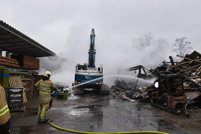 Bedrijfspanden verwoest door brand, overslag naar vuurwerkopslag voorkomen