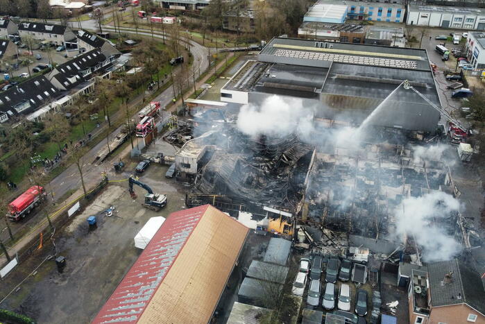 Bedrijfspanden verwoest door brand, overslag naar vuurwerkopslag voorkomen