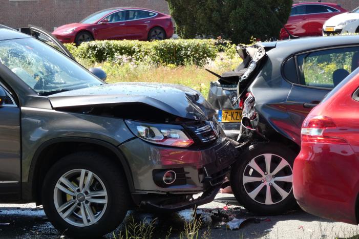 Veel schade bij kettingbotsing