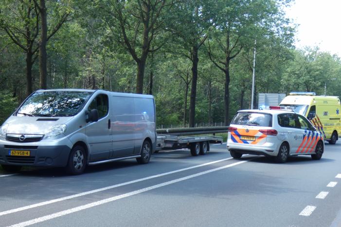 Vrouw botst met auto op aanhanger