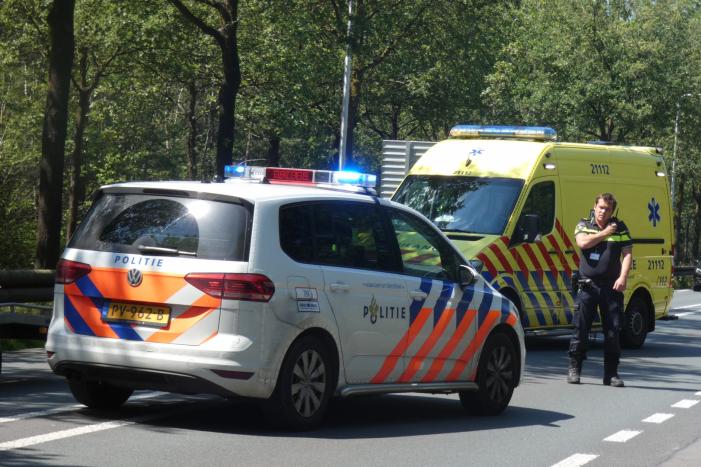 Vrouw botst met auto op aanhanger