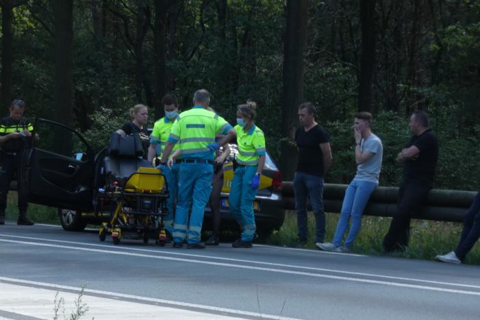 Vrouw botst met auto op aanhanger