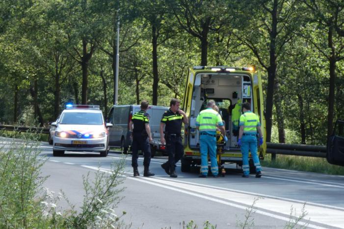 Vrouw botst met auto op aanhanger