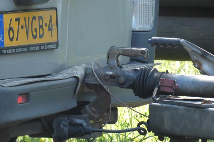 Vrouw botst met auto op aanhanger