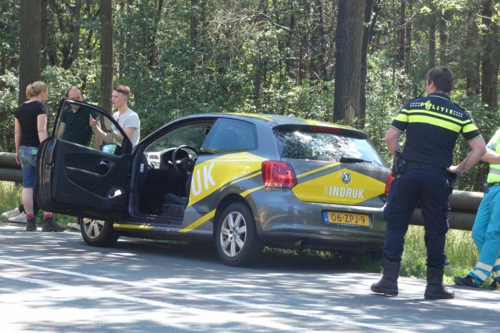 Vrouw botst met auto op aanhanger