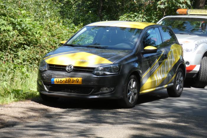 Vrouw botst met auto op aanhanger