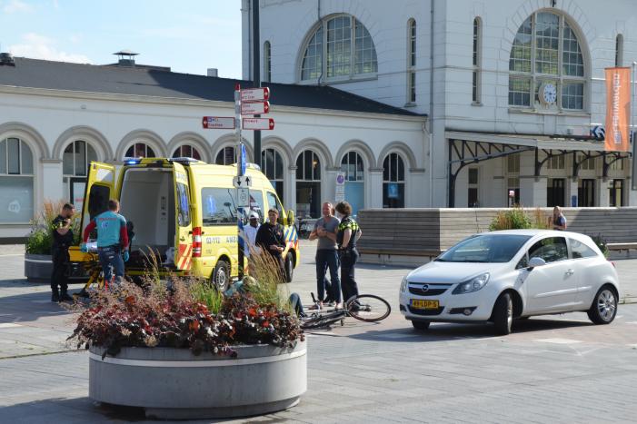 Fietsster gewond na botsing met auto