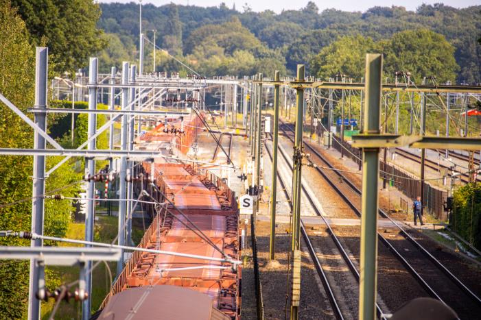 Goederentrein van spoor gelopen