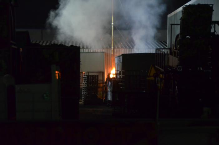 Flinke rookontwikkeling bij brand op industrieterrein