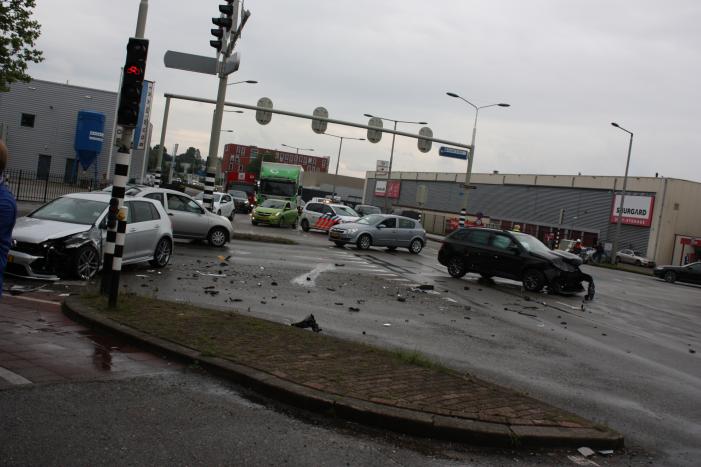 Personenauto's flink beschadigd na aanrijding