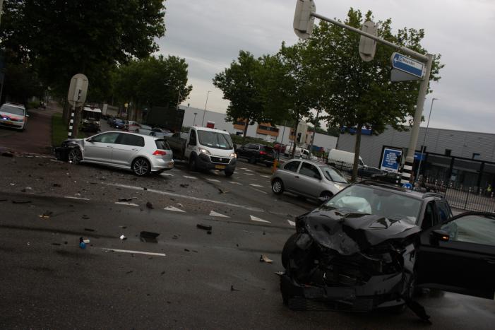 Personenauto's flink beschadigd na aanrijding