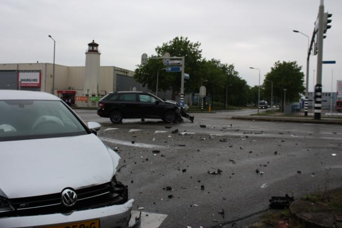Personenauto's flink beschadigd na aanrijding