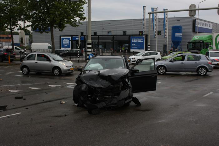 Personenauto's flink beschadigd na aanrijding