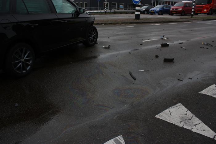 Personenauto's flink beschadigd na aanrijding