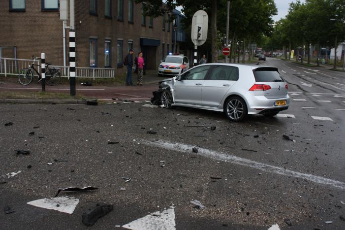 Personenauto's flink beschadigd na aanrijding