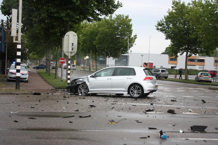 Personenauto's flink beschadigd na aanrijding