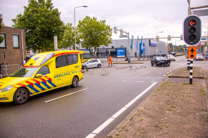 Personenauto's flink beschadigd na aanrijding