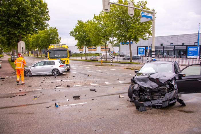 Personenauto's flink beschadigd na aanrijding