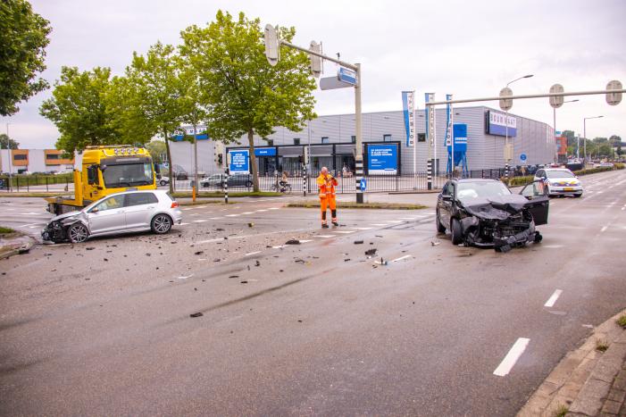 Personenauto's flink beschadigd na aanrijding