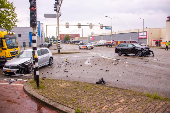 Personenauto's flink beschadigd na aanrijding