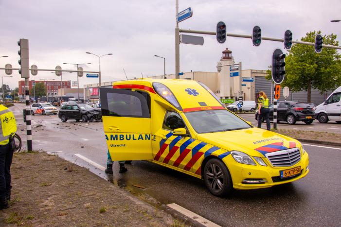 Personenauto's flink beschadigd na aanrijding