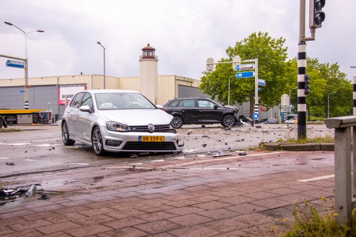 Personenauto's flink beschadigd na aanrijding