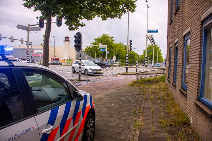 Personenauto's flink beschadigd na aanrijding