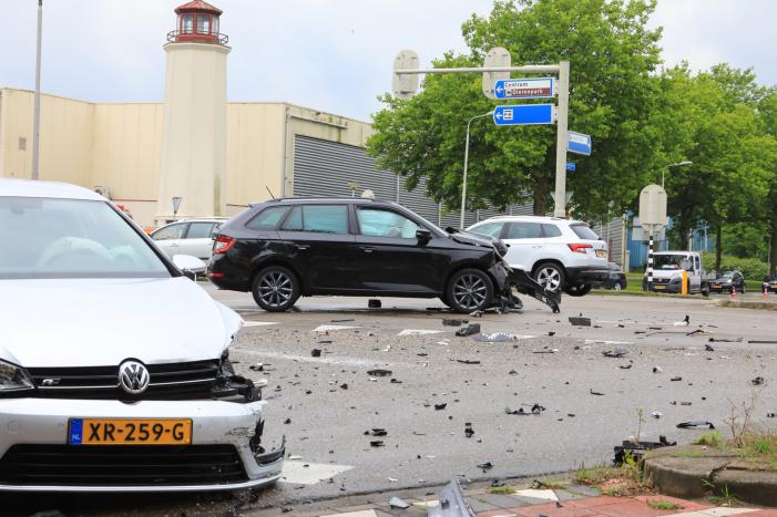 Personenauto's flink beschadigd na aanrijding
