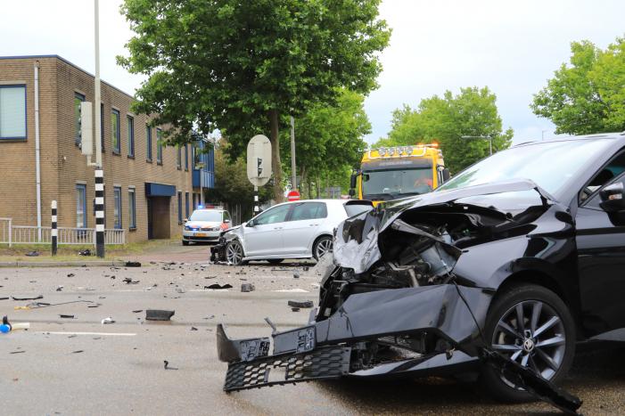 Personenauto's flink beschadigd na aanrijding