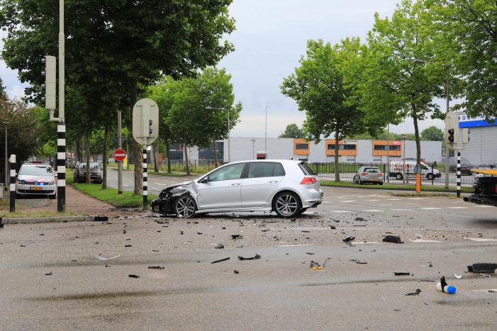 Personenauto's flink beschadigd na aanrijding