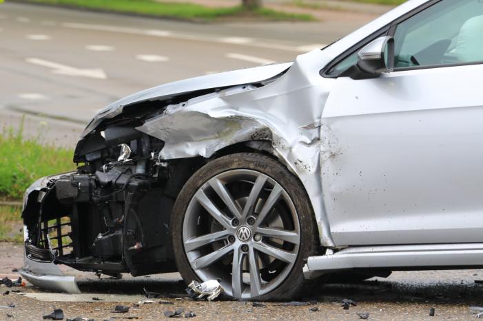 Personenauto's flink beschadigd na aanrijding