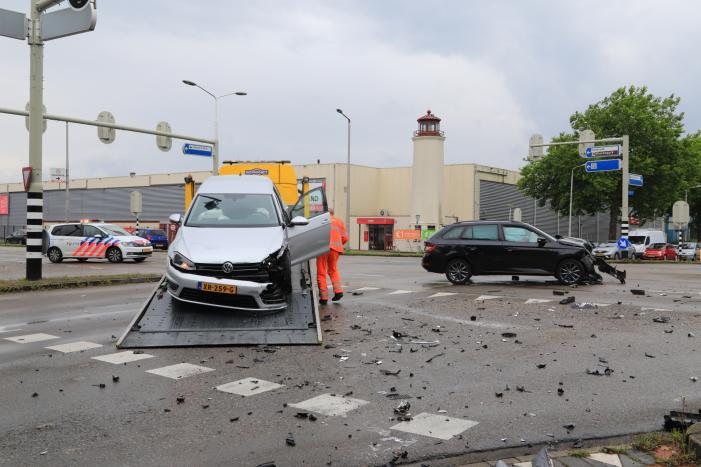 Personenauto's flink beschadigd na aanrijding