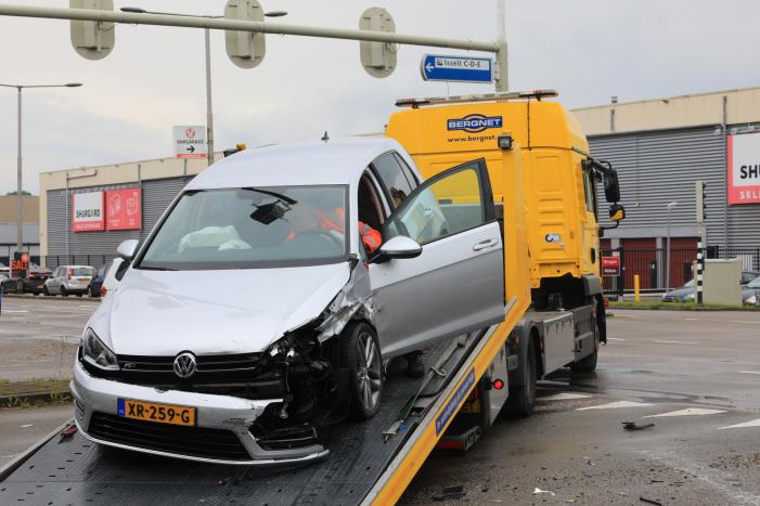 Personenauto's flink beschadigd na aanrijding