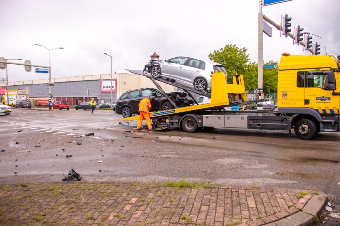 Personenauto's flink beschadigd na aanrijding
