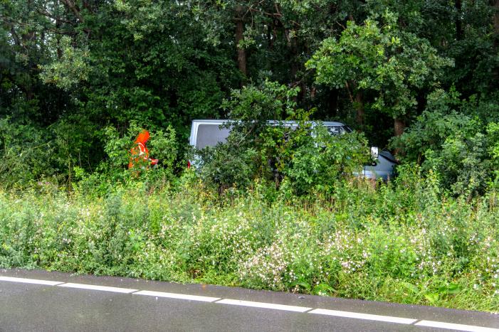 Bestelbus raakt van de snelweg knalt op boom