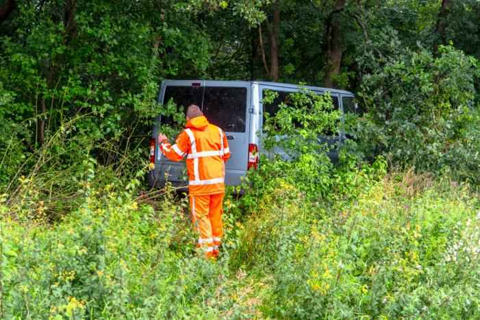 Bestelbus raakt van de snelweg knalt op boom