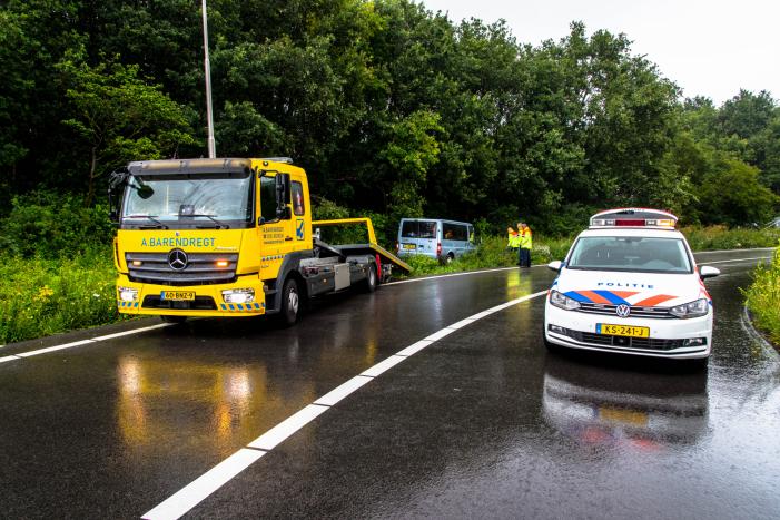 Bestelbus raakt van de snelweg knalt op boom