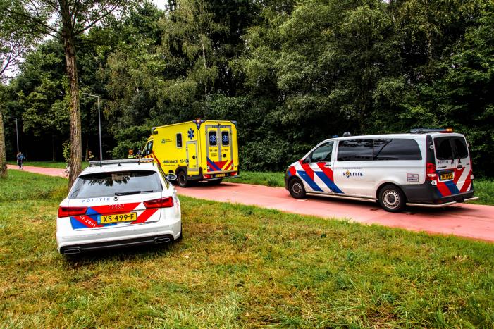 Jongedame met fiets valt en raakt gewond