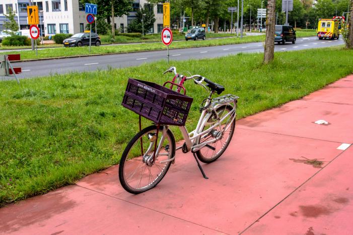 Jongedame met fiets valt en raakt gewond