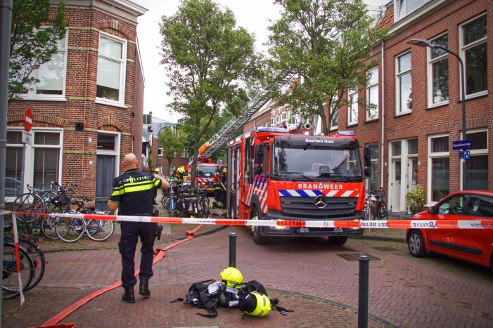 Persoon overleden bij woningbrand; verdachte aangehouden