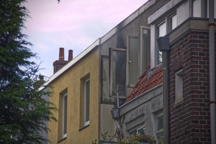 Persoon overleden bij woningbrand; verdachte aangehouden