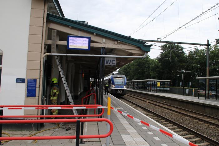 Station Nijkerk deels afgesloten door mogelijke brand