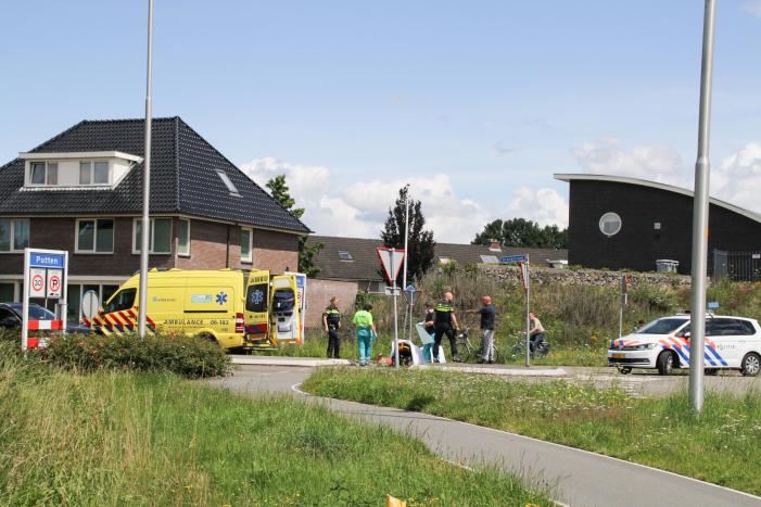 Fietsster gewond nadat ze tegen auto botste