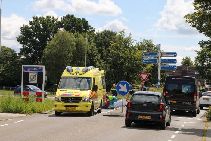Fietsster gewond nadat ze tegen auto botste