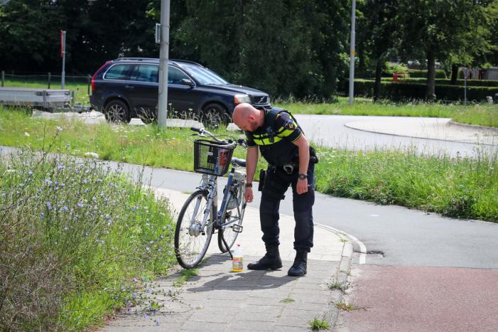 Fietsster gewond nadat ze tegen auto botste